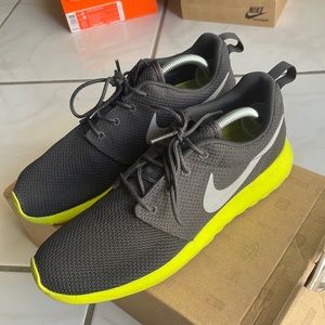 - Nike Roshe Run - “Cybers”